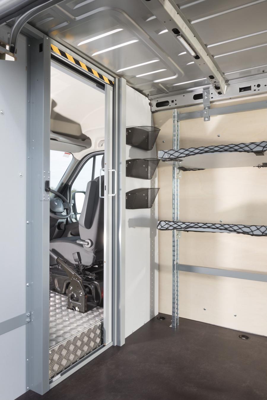 Детали интерьера Renault Master Parcel Van 2018 года  (UK) (фото 4 из 8)
